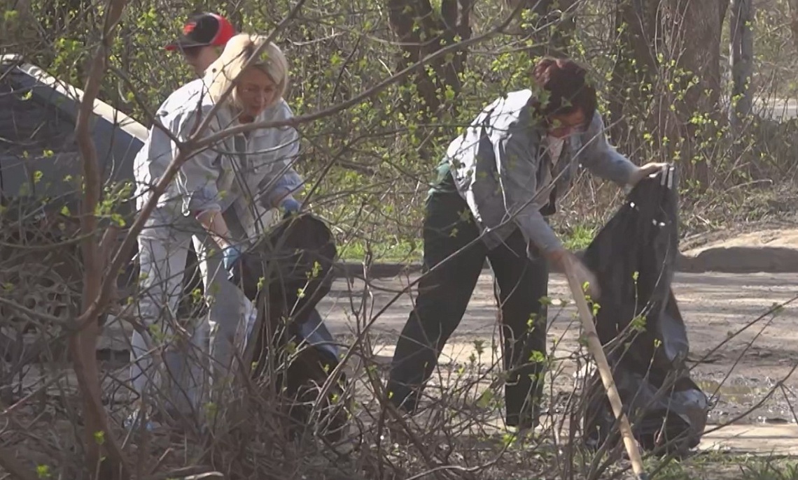 Сотрудники администрации Железнодорожного района Пензы провели масштабную уборку на улице Клары Цеткин